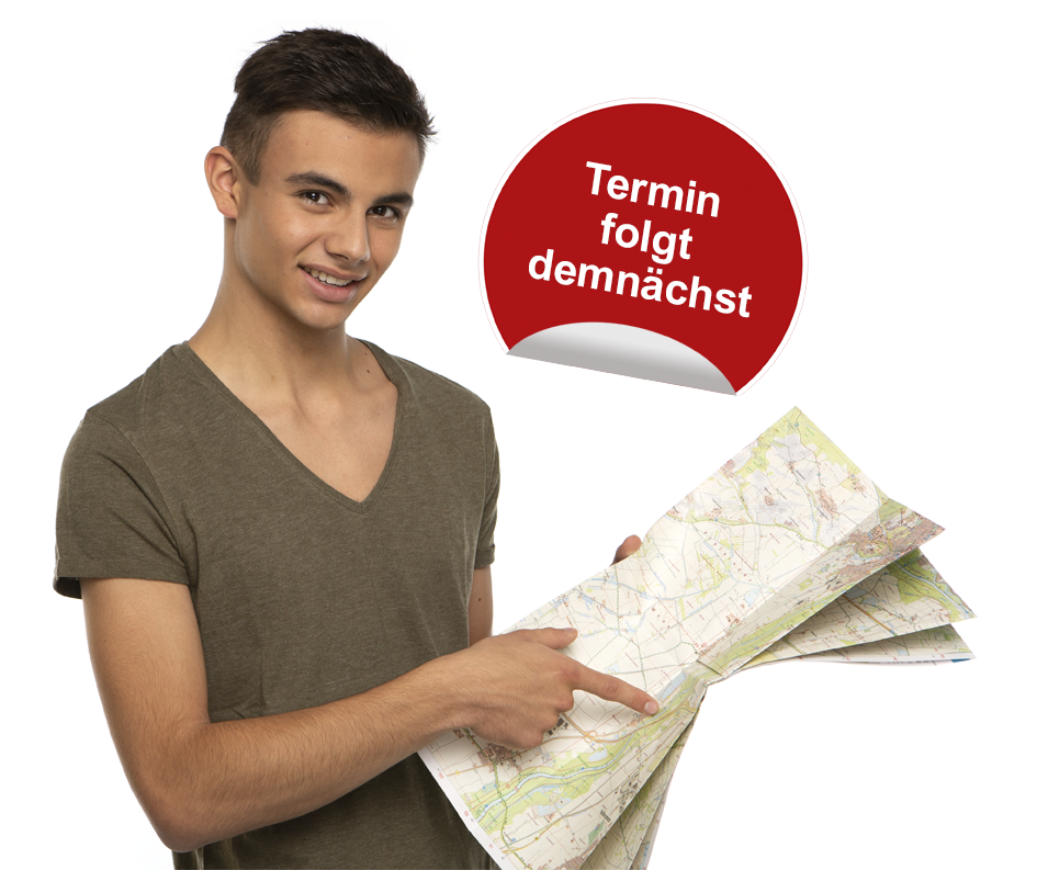 Der Geomatiker Moritz lächelt und zeigt mit dem Finger auf eine Landkarte. Bewerbung bis 31.10.2021